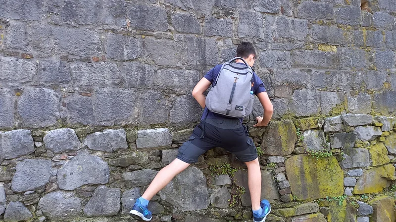 Dijaki, ki so si izbrali za športni izziv parkour, so morali čim daljšo pot premagati tako, da niso stopili na tla. FOTO: arhiv Gimnazije Vič