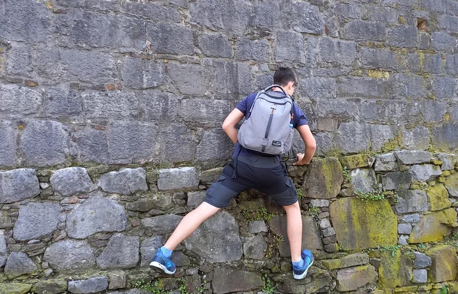 Dijaki, ki so si izbrali za športni izziv parkour, so morali čim daljšo pot premagati tako, da niso stopili na tla. FOTO: arhiv Gimnazije Vič