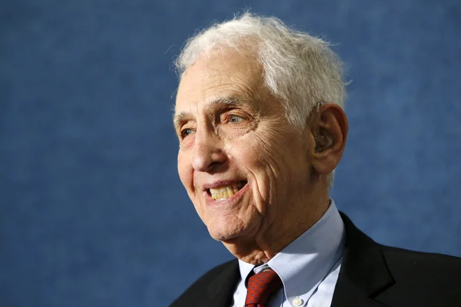 Najpomembnejši žvižgač dvajsetega stoletja Daniel Ellsberg je umrl pri 92. letih.  FOTO: Jonathan Ernst/Reuters