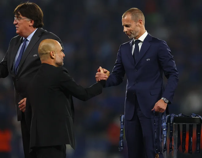 Aleksander Čeferin in Cityjev trener Pep Guardiola po nedavnem finalu lige prvakov v Istanbulu. FOTO: Molly Darlington Reuters