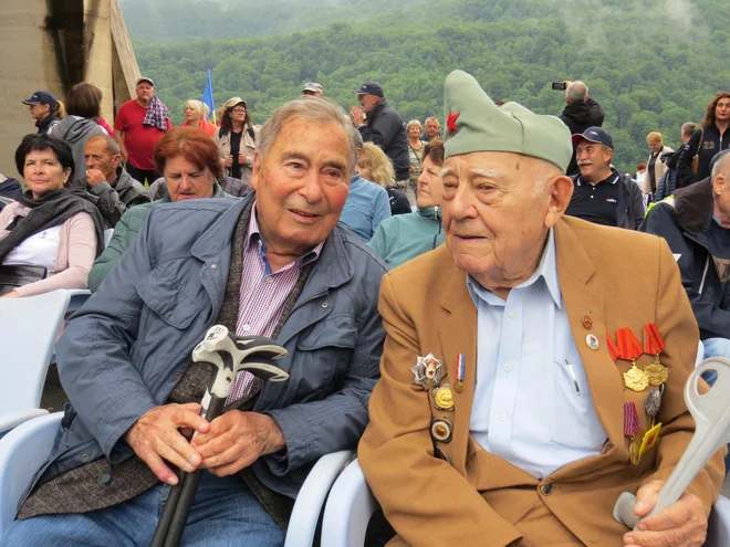 Albin Pibernik in Ivo Karamatić na prizorišču prireditve v Dolini herojev. FOTO: Bojan Rajšek/Delo