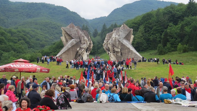 Fotografija: Več kot 4000 ljudi se je udeležilo spominske slovesnosti pri spomeniku padlim junakom v bitki na Sutjeski. FOTO: Bojan Rajšek/Delo