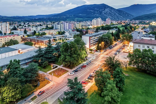 Z magistralo – Kidričevo ulico – je Ravnikar opredelil idejo mesta in razporeditev posameznih vsebin, kar pa se ni uresničilo, kot si je zamislil. FOTO:David Verlič