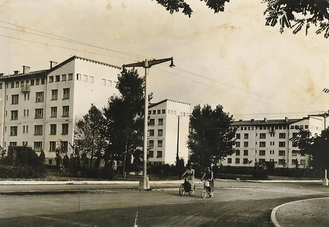 Ravnikarjevi bloki so bili zaradi svoje modernistične arhitekture novost v lokalnem okolju, tako se jih je v kontekstu povojnega časa oprijelo ime ruski bloki. FOTO: Zgodovinski inštitut Milka Kosa ZRC SAZU - Raziskovalna postaja Nova Gorica.