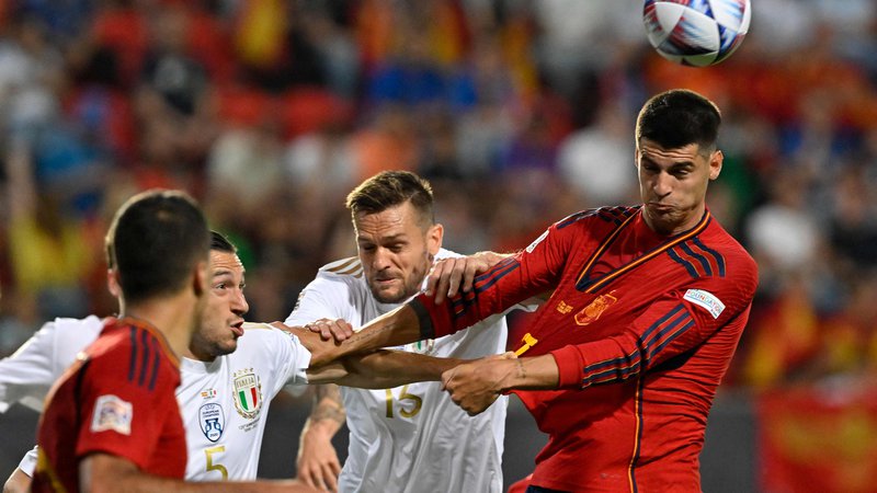 Fotografija: Španski nogometaši so bili v derbiju Sredozemlja boljši od Italije, zdaj je pred njimi veliki finale s Hrvaško. FOTO: John Thys/AFP