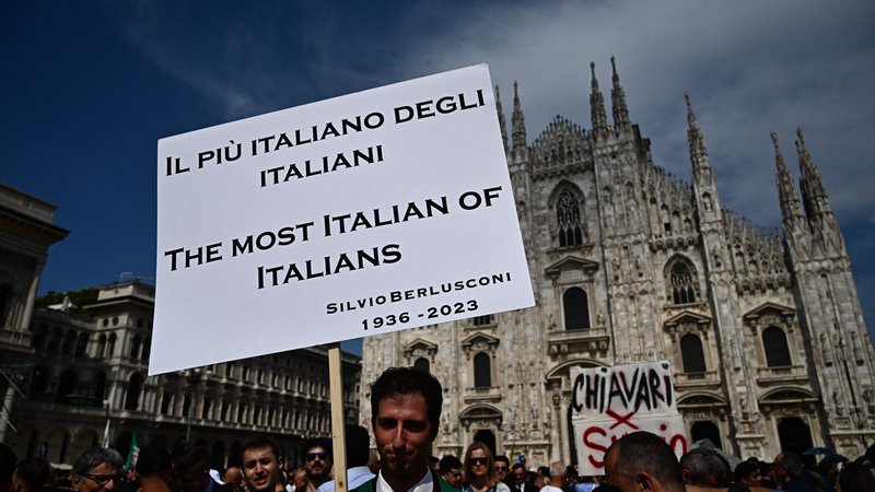 Fotografija: »Najbolj italijanski med Italijani«, so ob zadnjem slovesu Silvia Berlusconija sporočili njegovi privrženci. Vendar je njegova politična dediščina zelo negotova. FOTI: Gabriel Bouys/AFP