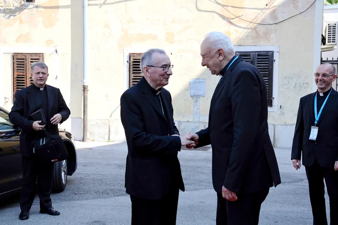 Kardinala Pietra Parolina, predstavnika papeža Frančiška, je sprejel koprski škof Jurij Bizjak. Foto Jože Potrpin/Družina