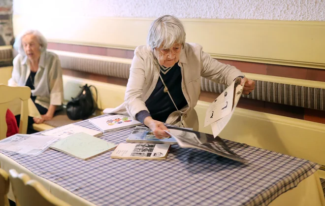 Zadnjih dvajset let imajo nekdanje sošolke tematske obletnice, tako da so srečanja še bolj zanimiva. FOTO: Blaž Samec/Delo