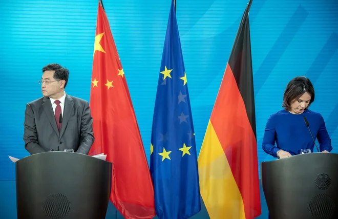 Nemška ministrica za zunanje zadeve Annalena Baerbock je ob obisku kitajskega kolega Qin Ganga v začetku maja v Berlinu izrazila pričakovanje, da bodo v Pekingu izkoristili svoj položaj v varnostnem svetu ZN in prepričali Rusijo o končanju vojne v Ukrajini. FOTO: Michael Kappeler/Reuters