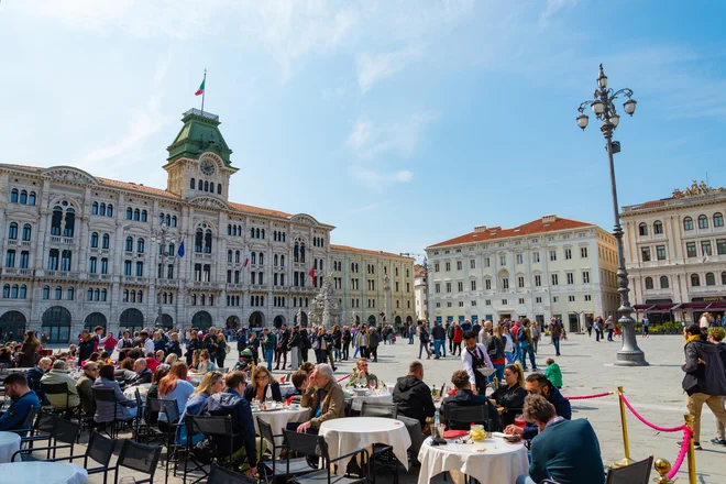 Trg Unità, ki mu domačini rečejo tudi oko mesta, in znamenita kavarna Degli Specchi. FOTO: Shutterstock