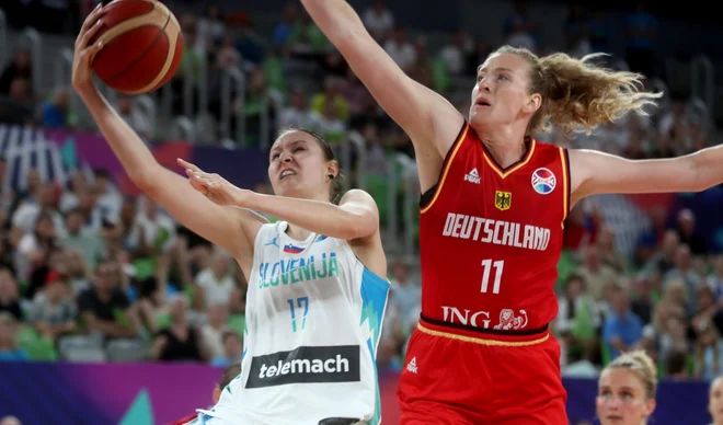 Uveljavitev 17-letne in 192 cm visoke Ajše Sivka (levo) je velika pridobitev za slovensko reprezentanco. FOTO: Blaž Samec/Delo