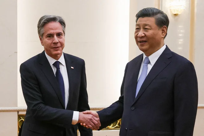 Xi Jinping je med srečanjem z Antonyjem Blinknom uvedel nov način sedenja. FOTO: Leah Millis/AFP