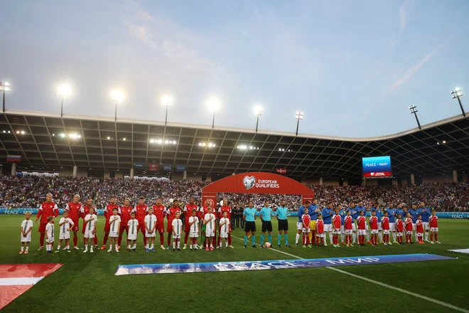 Tekmo v Stožicah je pospremilo veličastno vzdušje. FOTO: Blaž Samec/Delo