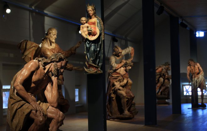 Stalna postavitev zbirke 45 originalnih lesenih polihromiranih plastik v Muzeju baroka Šmarje pri Jelšah je delo Mete Hočevar. FOTO: Tadej Regent/Delo