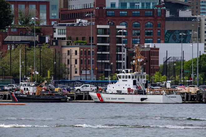 Ladja obalne straže ZDA v bostonskem pristanišču FOTO: Joseph Prezioso/AFP