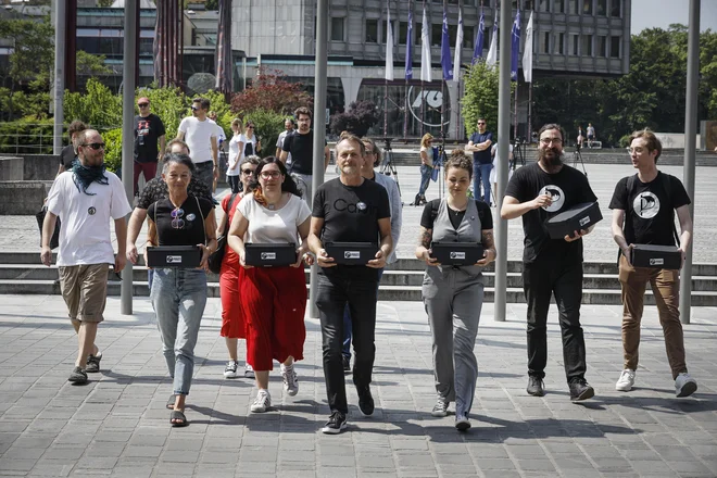 Vložitev predloga, podprtega s 5000 podpisi za omejevanje županskih mandatov. FOTO: Jože Suhadolnik/Delo