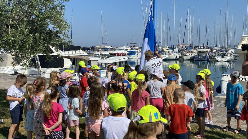 Fotografija: Dvigu modre zastave v izolski marini so v petek prisostvovali tudi izolski otroci. FOTO: Občina Izola