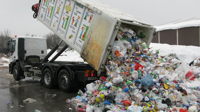 Fotografija: Za inovativno recikliranje plastike je dovolj prva stopnja sortiranja. FOTO: Jaroslav Jankovič