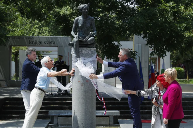 Slovesnost ob razkritju novega lista Rastoče knjige v Severnem mestnem parku v Župančičevi jami ob Navju. FOTO: Leon Vidic/delo