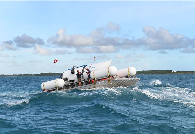 Titan, ki ga vlečejo na lokacijo za potapljanje. FOTO: OceanGate Expeditions/Handout, AFP