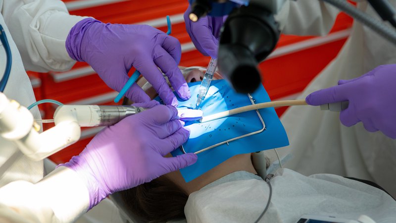 Fotografija: Endodotsko zdravljenje je zdravljenje zobnih korenin. Pri tem se najprej naredi dostop do kanalov. Te se ročno ali strojno očisti s pomočjo iglic in kemičnih sredstev, elektronsko se izmeri tudi širina kanalov. Ko se jih dezinficira, se jih mora hermetično zapreti. Storitev se izvaja tako na primarni kot sekundarni ravni. FOTO: Jaka Jagodic