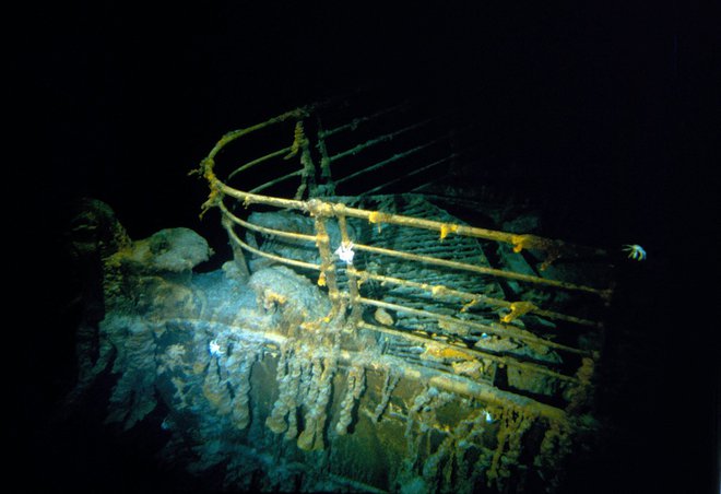 Titanik leži 3800 metrov globoko. Na površju nad njim se penijo valovi šest metrov visoko. FOTO: Woods Hole Oceanographic Institution/AFP