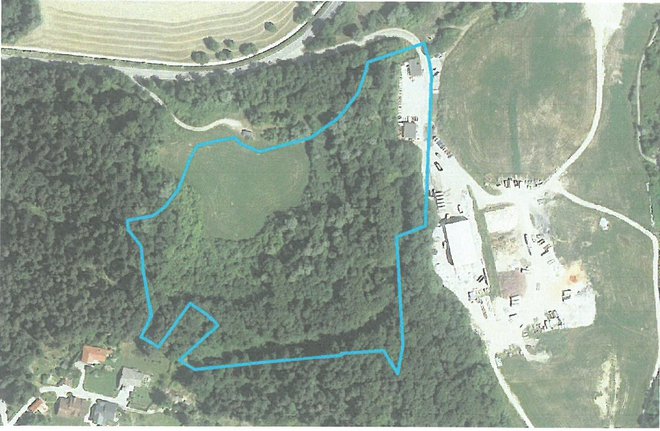 Območje priprave sprememb in dopolnitev ureditvenega načrta je veliko okoli 4,3 hektare. Na desni je obstoječi zbirni center, njegove vplive pa blaži gozd. FOTO: arhiv MOV