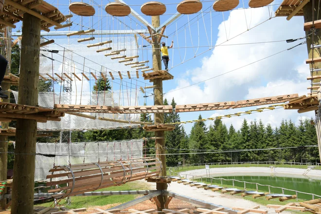 Pustolovski park je namenjen odraslim in otrokom od 6. leta starosti dalje. Foto Postojnska jama
