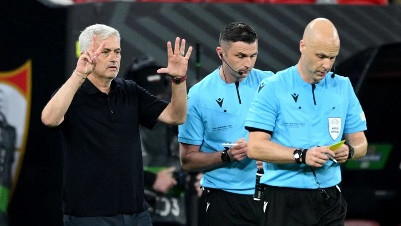 Romin trener Jose Mourinho in sodnik Anthony Taylor. FOTO: Annegret Hilse/Reuters