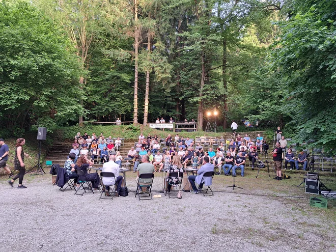 Krajani so svoje zahteve ponovili na okrogli mizi v objemu dreves v Letnem kinu ob Škalskem jezeru. FOTO: Špela Kuralt/Delo