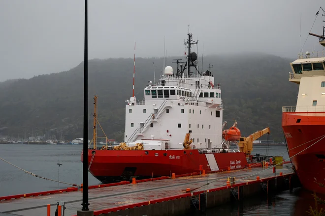 Ladja kanadske obalne straže (CCGS) Terry Fox se pripravlja na iskanje Titana. FOTO: Stringer/Reuters