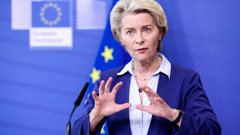 Fotografija: Predsednica evropske komisije Ursula von der Leyen poudarja, da  so za javne naložbe nujne vzdržne javne finance, kar bo zagotovila reforma ekonomskega upravljanja EU. FOTO: Kenzo Tribouillard/AFP