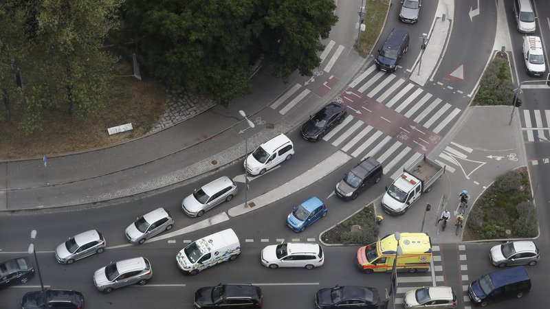 Fotografija: Slovenija je povsem avtomobilistična država, v dvotonskih avtomobilih se največkrat vozi en sam človek. FOTO: Leon Vidic/Delo