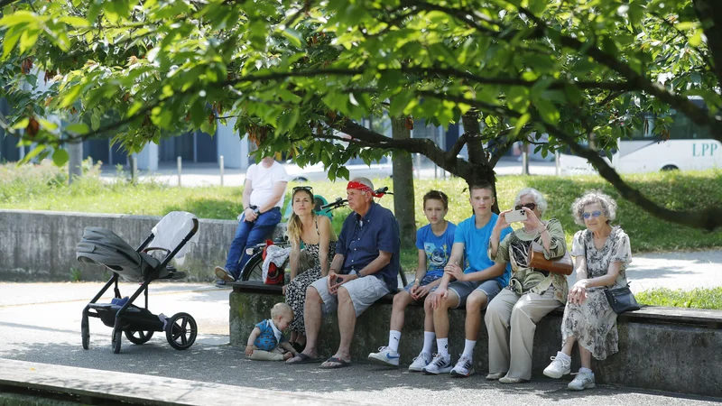 Fotografija: Kot družba se moramo dogovoriti, kako dolgoročno poskrbeti za pokojninski in zdravstveni sistem ter dolgotrajno oskrbo, opozarjajo strokovnjaki. FOTO: Leon Vidic