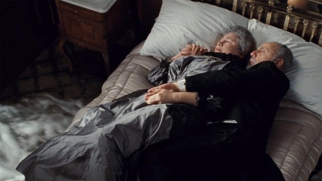 Režiser filmske uspešnice Titanik James Cameron je Isidorja in Ido Straus prikazal kot starejši par, objet na postelji, medtem ko voda vdira v njuno kajuto ... Foto Promocijsko gradivo