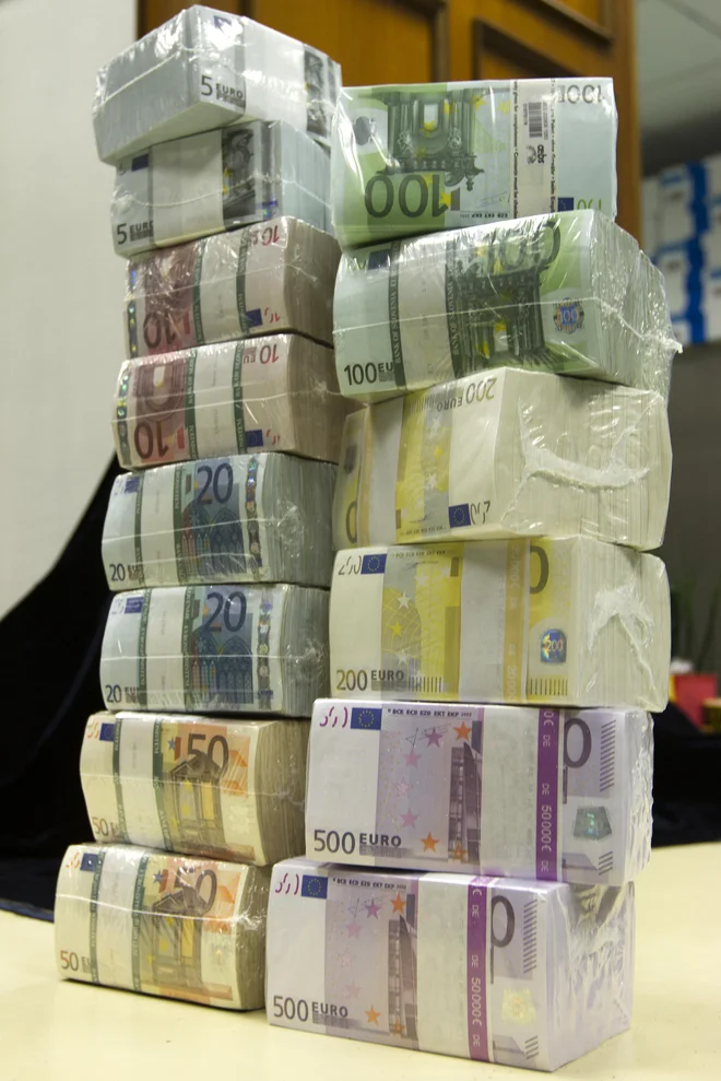 Med obveznostmi države prevladujejo dolgoročna prejeta posojila, ki jih je bilo konec lanskega leta za 37,9 milijarde evrov ali skoraj dve milijardi več kot leto prej. FOTO: Banka Slovenije
