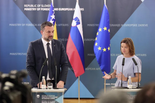Zunanji minister BiH Elmedin Konaković in gostiteljica, slovenska zunanja ministrica Tanja Fajon, sta se pogovarjala v odkritem in prijateljskem duhu. Foto Črt Piksi