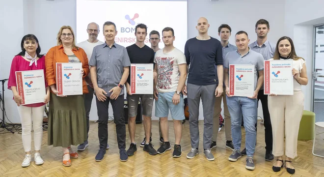 Prejemniki priznanj Inženirska iskra in prejemniki posebnih pohval. FOTO: Andrej Križ Za Mediade