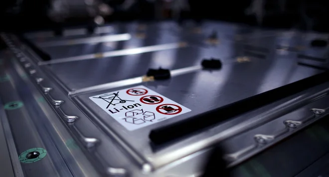 Litij-ionska baterija je danes v električnih avtomobilih standard. FOTO: Ronny Hartmann/AFP