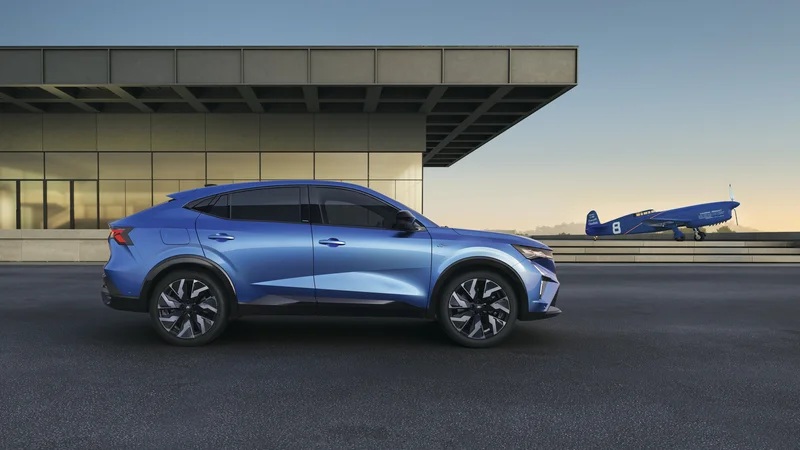 Fotografija: Renault rafale je novi kupejevski hibridno gnani križanec. Na trg bo pripeljal prihodnje leto. FOTO: Renault