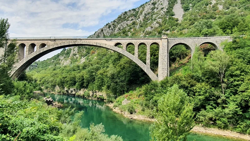 Solkanski most z najdaljšim, 85-metrskim kamnitim lokom na železniških progah na svetu. FOTO: Marko Feist