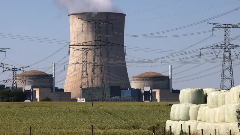 Francoska jedrska elektrarna v kraju Cattenom leži na tromeji med Francijo, Nemčijo in Luksemburgom. FOTO: Yves Herman/Reuters