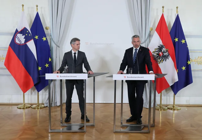 Predsednika vlade Roberta Goloba je med uradnim obiskom na Dunaju sprejel tudi avstrijski kancler Karl Nehammer. FOTO: Blaž Samec/Delo