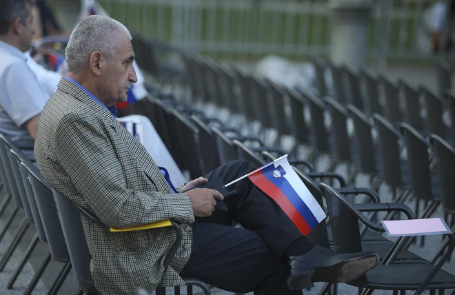 Seveda so konstantni ideološki boji koristni za obe strani, hkrati pa imajo škodljive posledice za gradnjo države. FOTO: Jože Suhadolnik/Delo