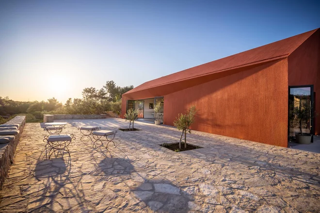 Na ploščadi pred hišo je že nameščena pergola, ki omogoča bivanje na prostem čez dan. FOTO: Alterego Media