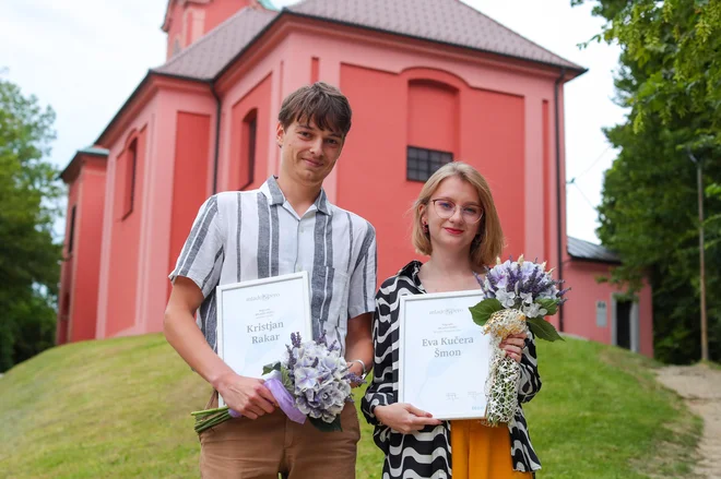 Delo dramatičarke, scenaristke in producentke Eve Kučera Šmon (1997) odlikuje izrazita formalna in vsebinska drznost, literarni kritik Kristjan Rakar (2001) pa svoje teze podaja preudarno, strnjeno in izčiščeno. FOTO: Matej Družnik