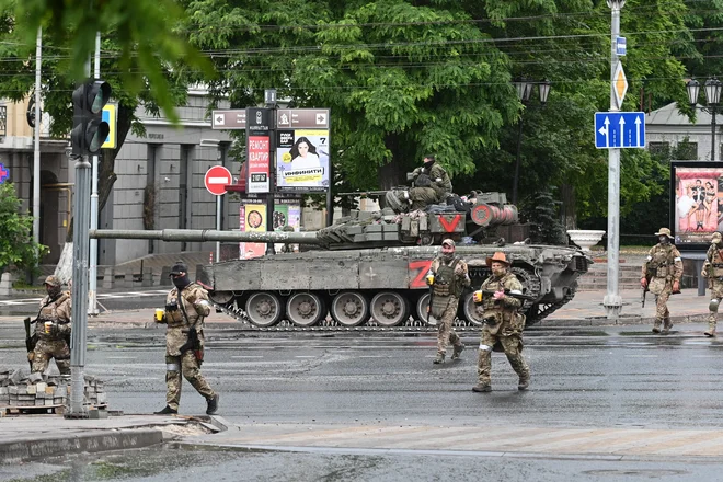 Wagner naj bi prevzel nadzor nad vsemi vojaškimi objekti v Rostovu. FOTO: Reuters