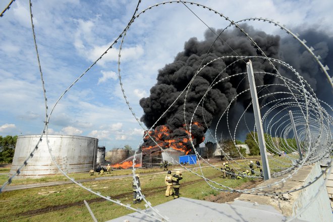 Gašenje požara v skladišču nafte v Voronežu. FOTO: Stringer Reuters