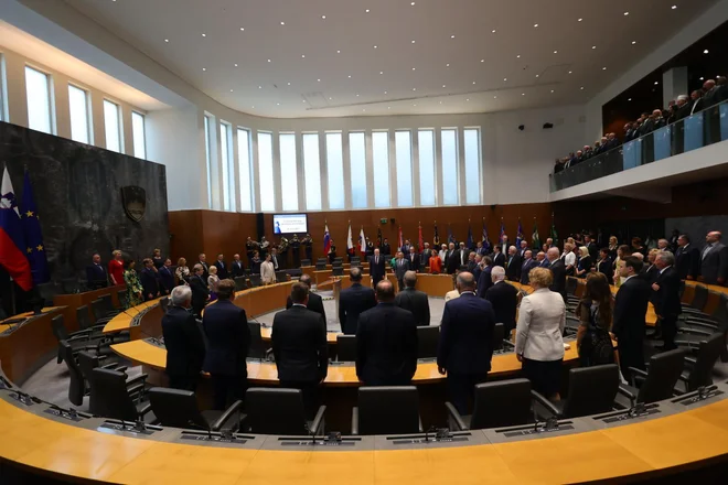 Na slavnostni seji Držanega zbora, ki je potekala pred večerno osrednjo slovesnostjo, so se padlim v vojni za Slovenijo poklonili z minuto molka. FOTO: Črt Piksi/Delo
