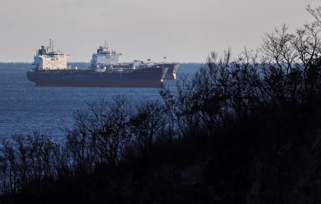 Kaznovano bo tudi izogibanje embargu na izvoz nafte, ki po ocenah EU poteka v sorazmerno velikem obsegu, tudi s pomočjo flote starih tankerjev v senci, ki skrivoma prihajajo do ruske nafte. FOTO: Tatiana Meel/Reuters
